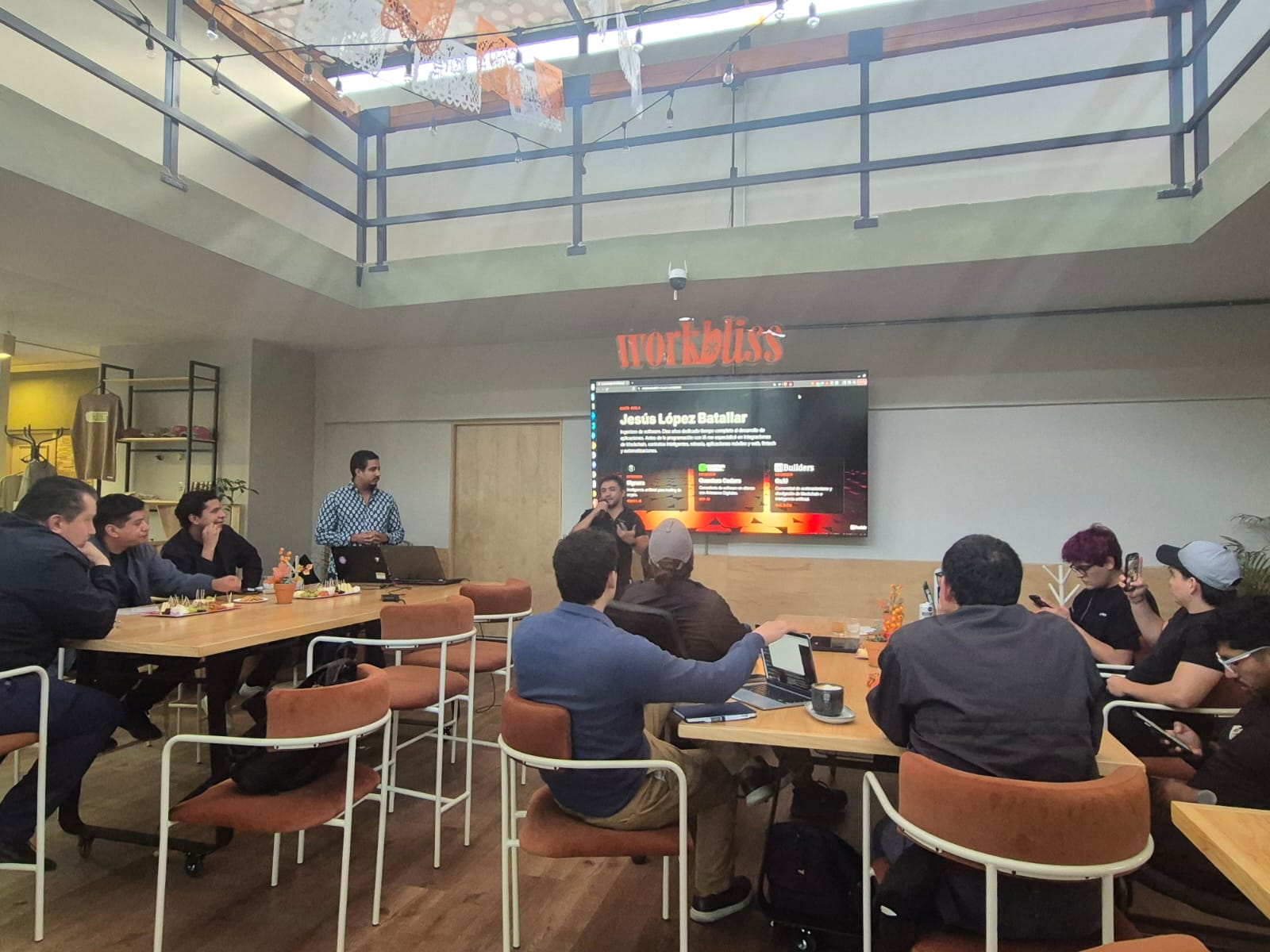 Vista de los asistentes y la presentación de Jesús durante Tech & Chill en Cholula