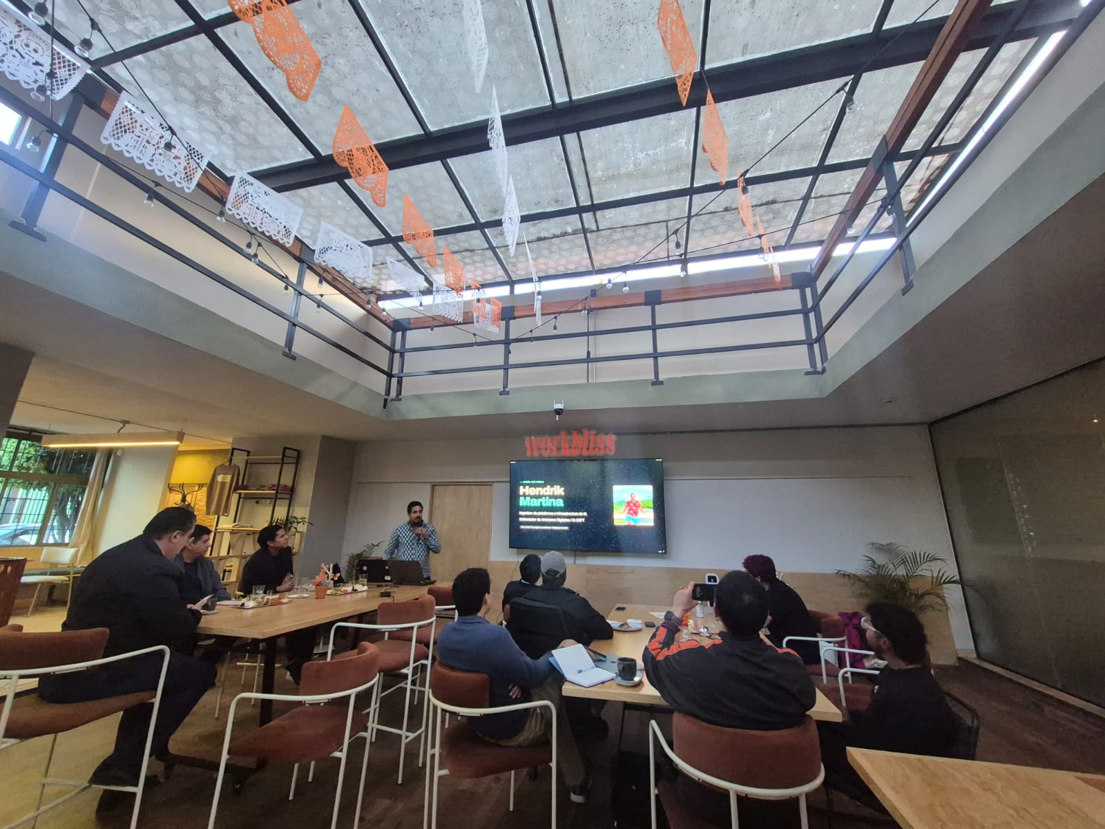 Charla de Hendrik Martina ante los asistentes de Tech & Chill en Workbliss Hub